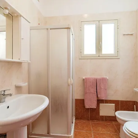 Apartment Amazing In W/ 1 Bedrooms *
